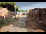 01600 ostia - regio ii - via delle corporazioni - blick von decumanus maximus ri norden - li theater.jpg